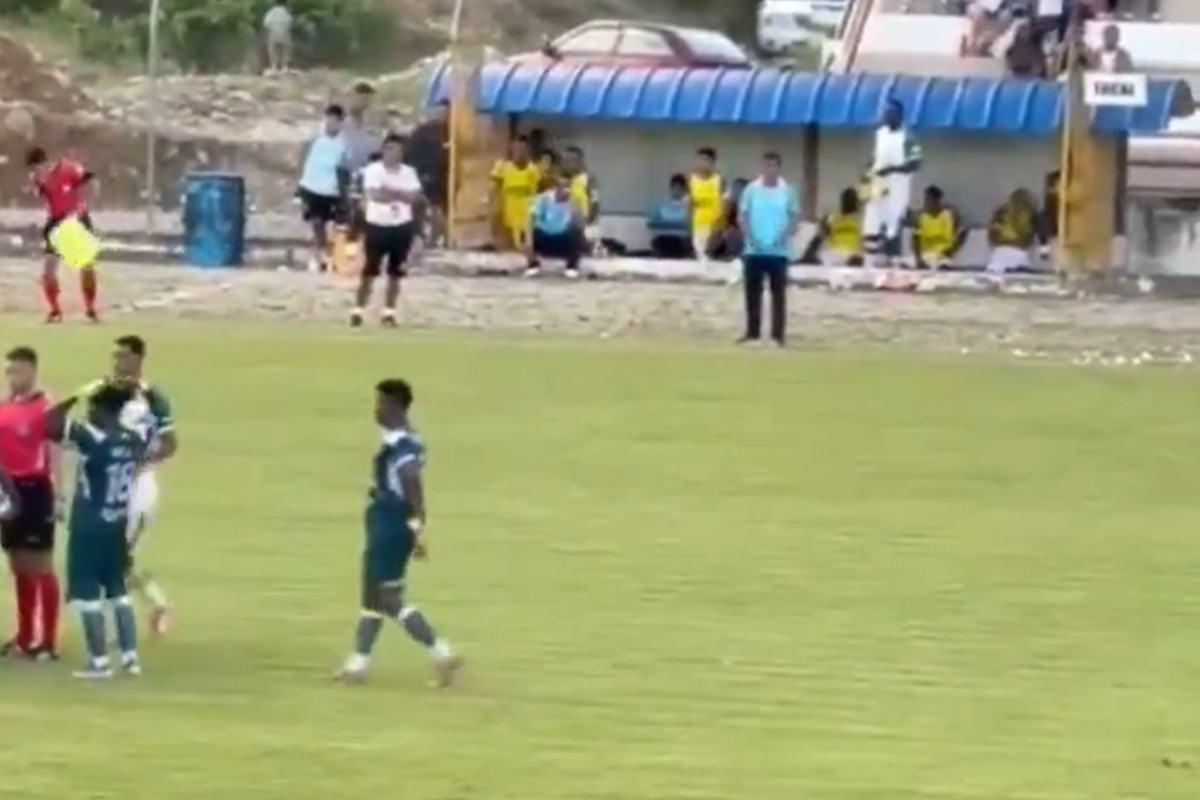 Jogador é demitido de clube equatoriano após acertar bandeirinha com pedra