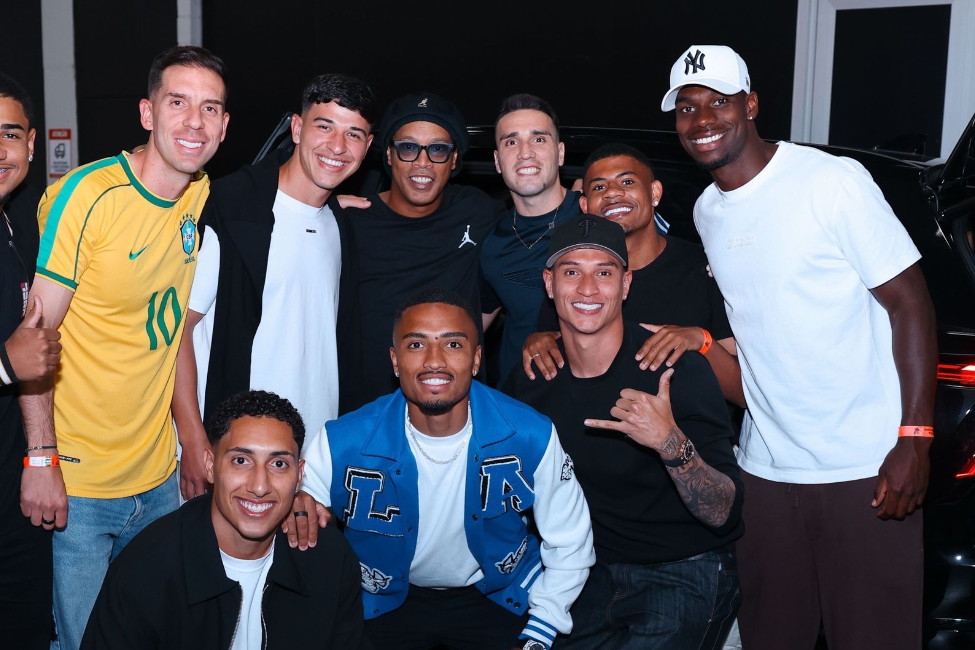 Jogadores do Athletico-PR tietam Ronaldinho Gaúcho em jogo festivo