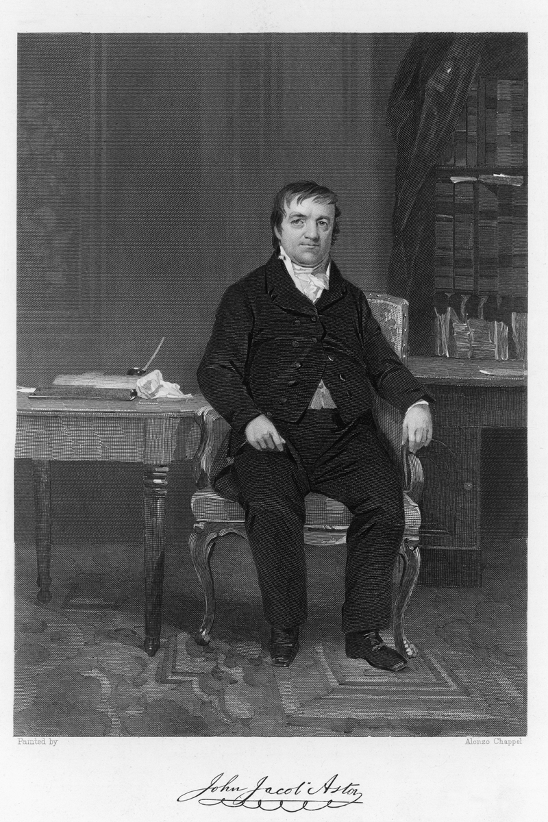 Retrato em preto e branco de um homem sentado em uma cadeira e escorado em uma mesa - Metrópoles
