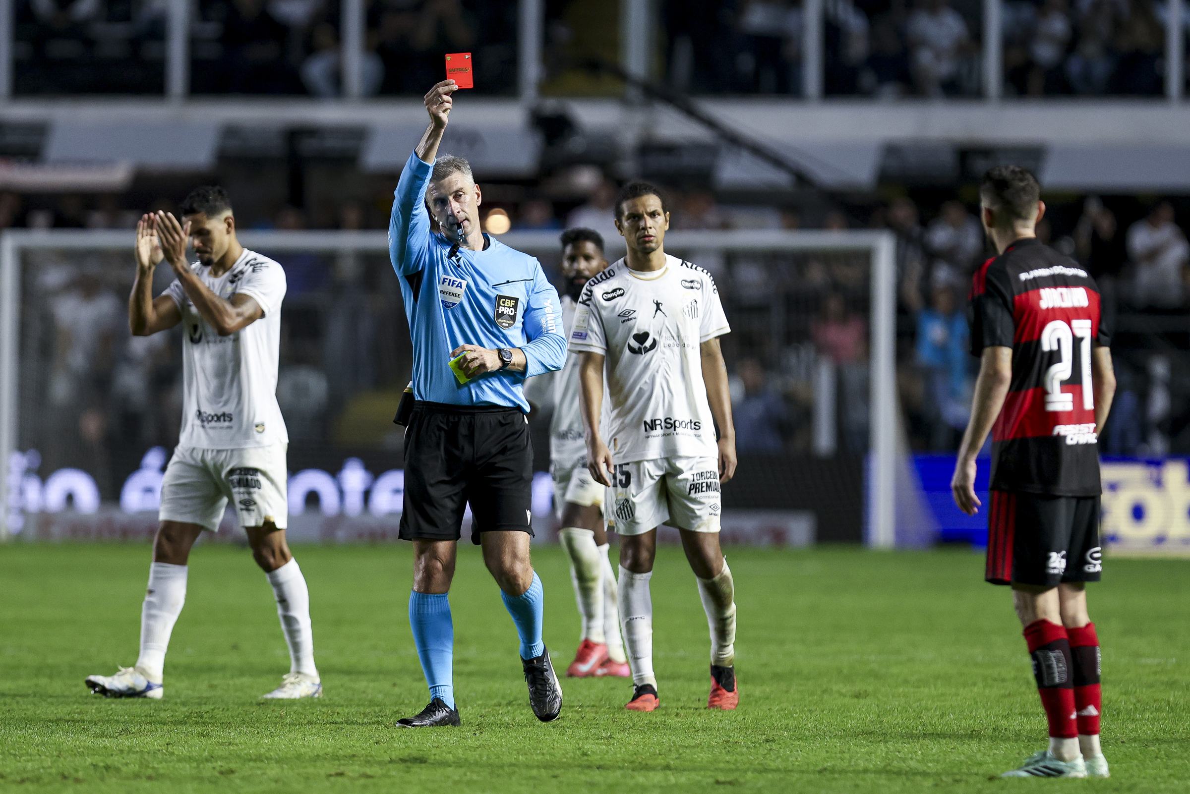 Jorginho diz que Anderson Daronco "fez o pior cenário possível" em expulsão