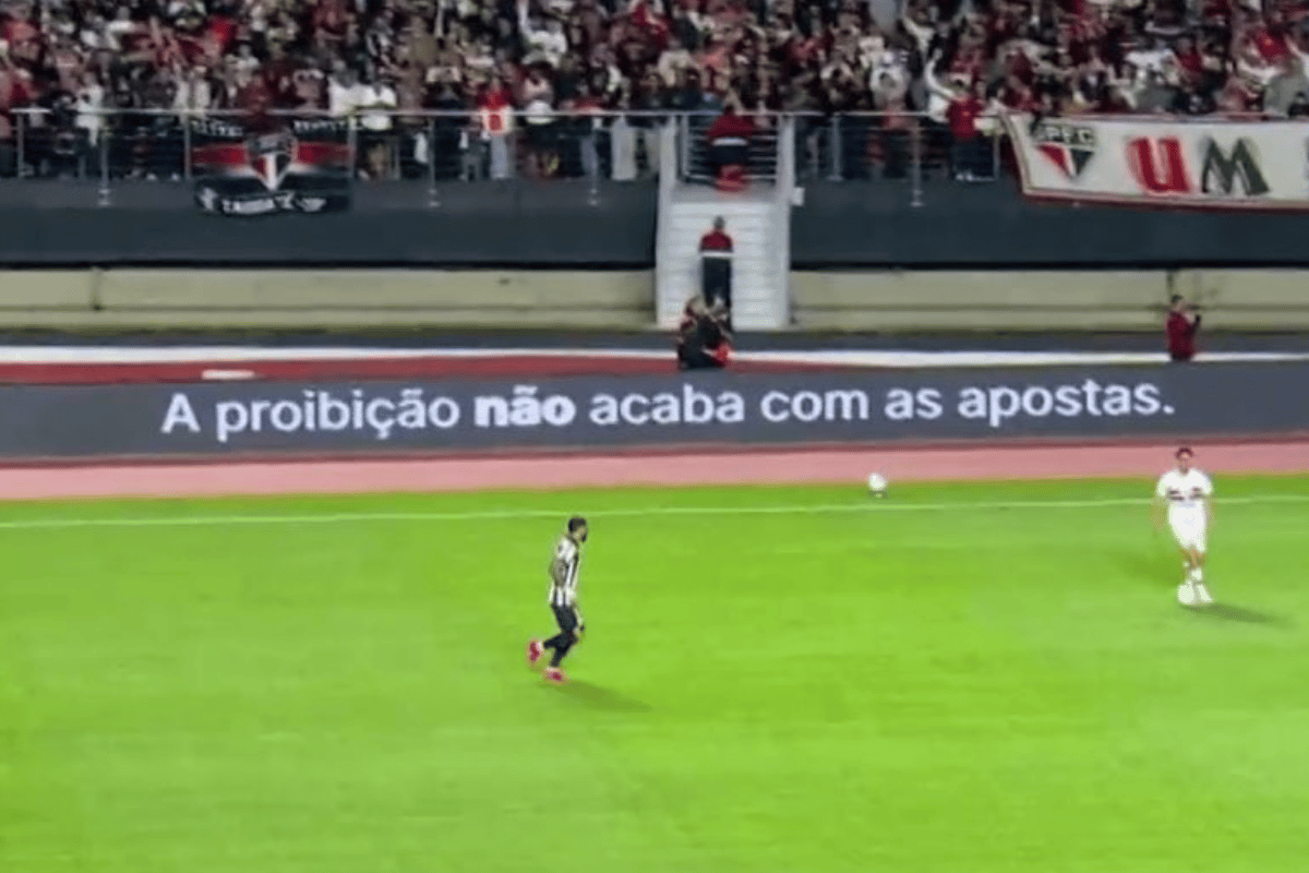 São Paulo exibe mensagem contra proibição das apostas em placas no MorumBis