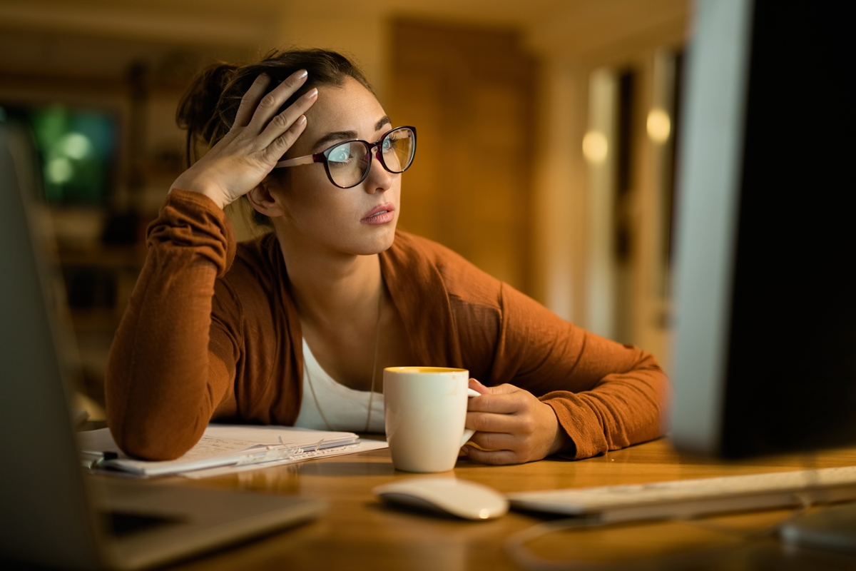 Burnout em jovens: pressão no trabalho e redes sociais podem elevar casos