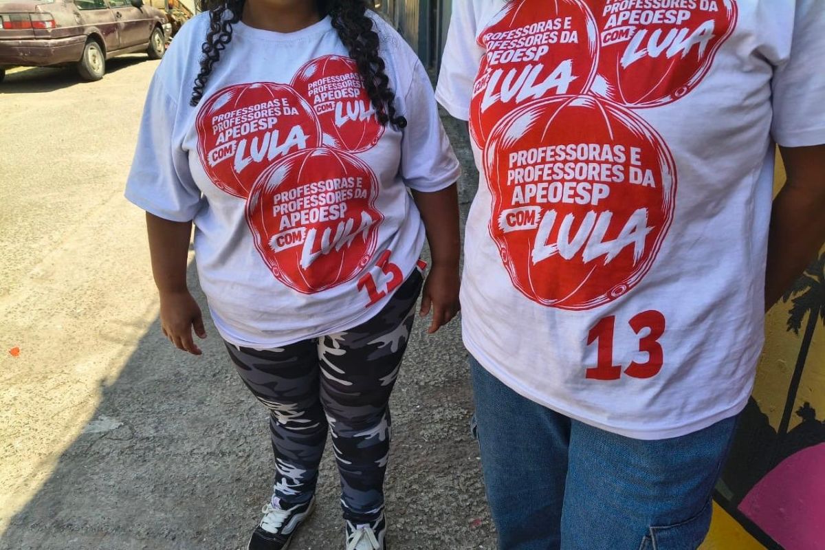 Dupla diz ter sido coagida a tirar camiseta do PT para entregar a jovens