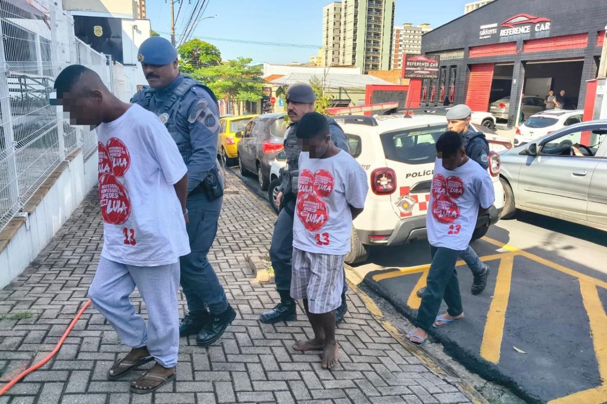 PM apreende jovens com camiseta de Lula, mas mãe diz que flagra foi forjado