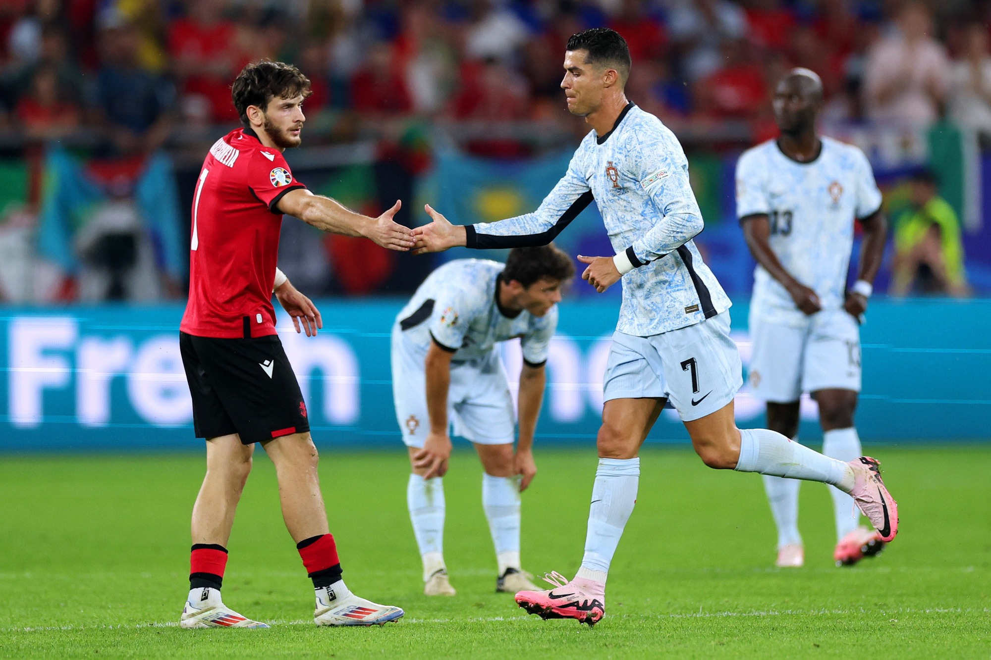 Cristiano Ronaldo presta apoio a Kvaratskhelia: "Melhor ainda está por vir"