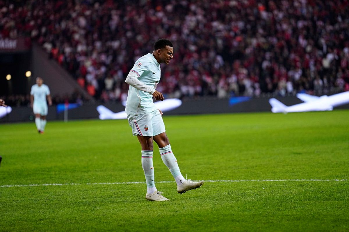 Com lesão no joelho, Kylian Mbappé vai à balada com namorada