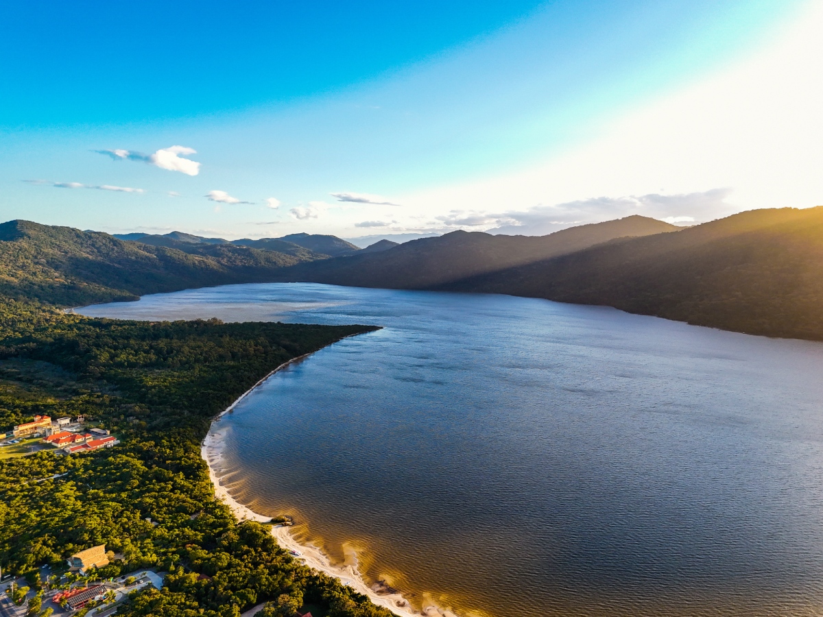 Foto colorida da Lagoa do Peri - Metrópoles 