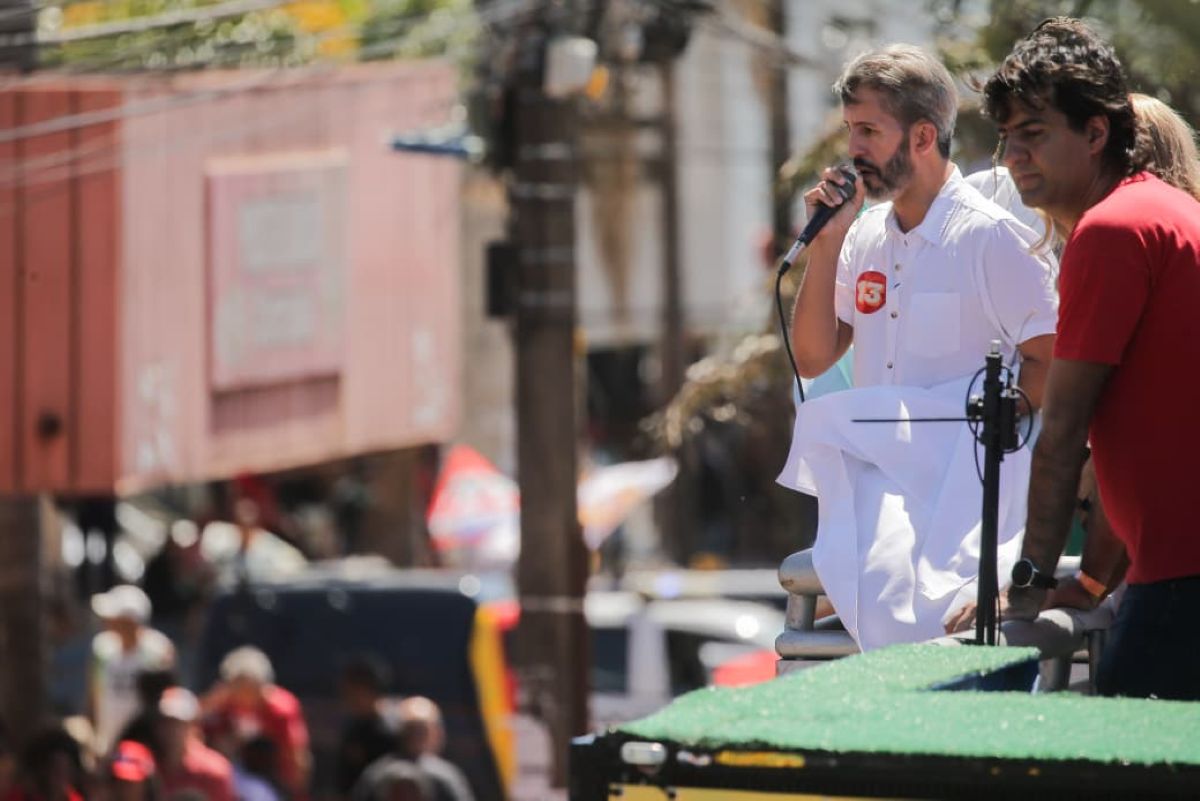 "Agora é hora de virar", diz Grass durante caminhada com apoiadores de Lula