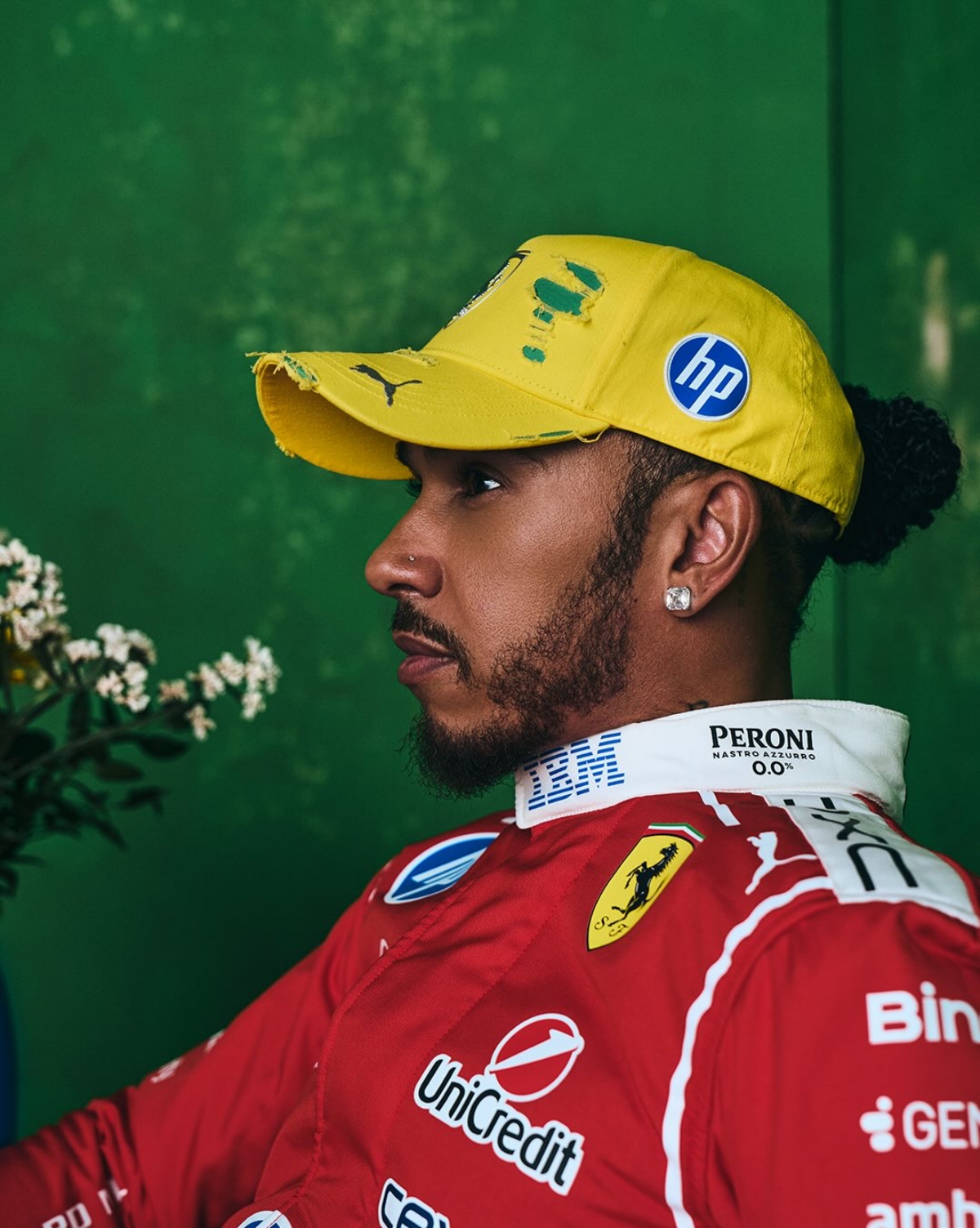 foto com cor. Lewis Hamilton com boné da Ferrari - metrópoles