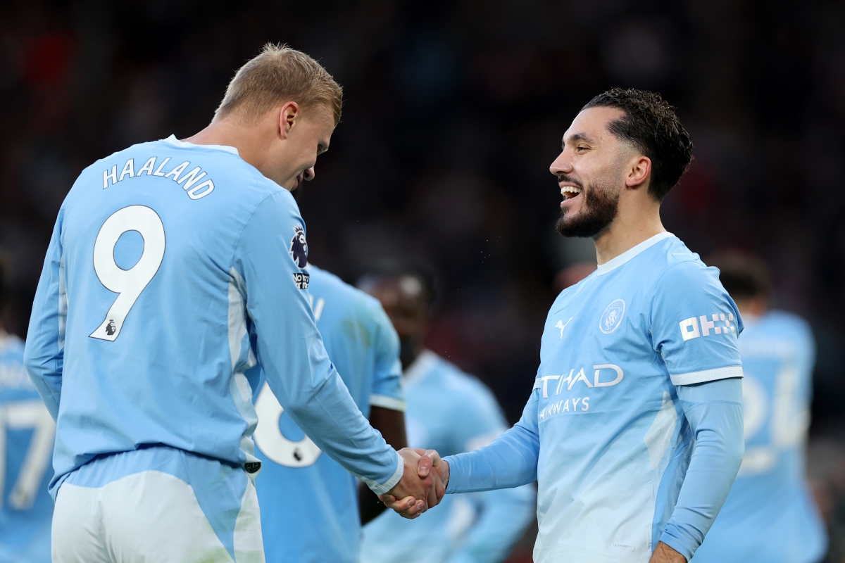 Manchester City vence Liverpool e se isola na liderança da Premier League
