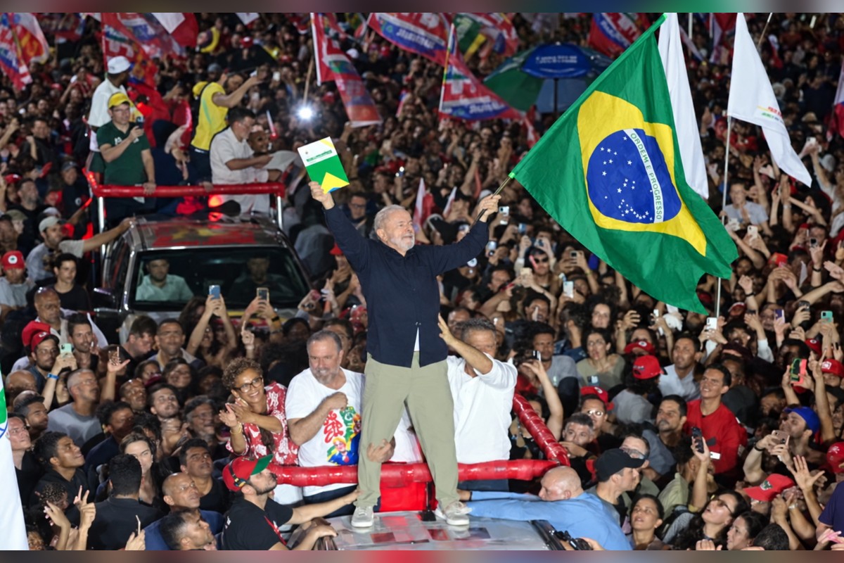 Em BH, Lula faz ato na reta final e puxa coro de "eu acredito"
