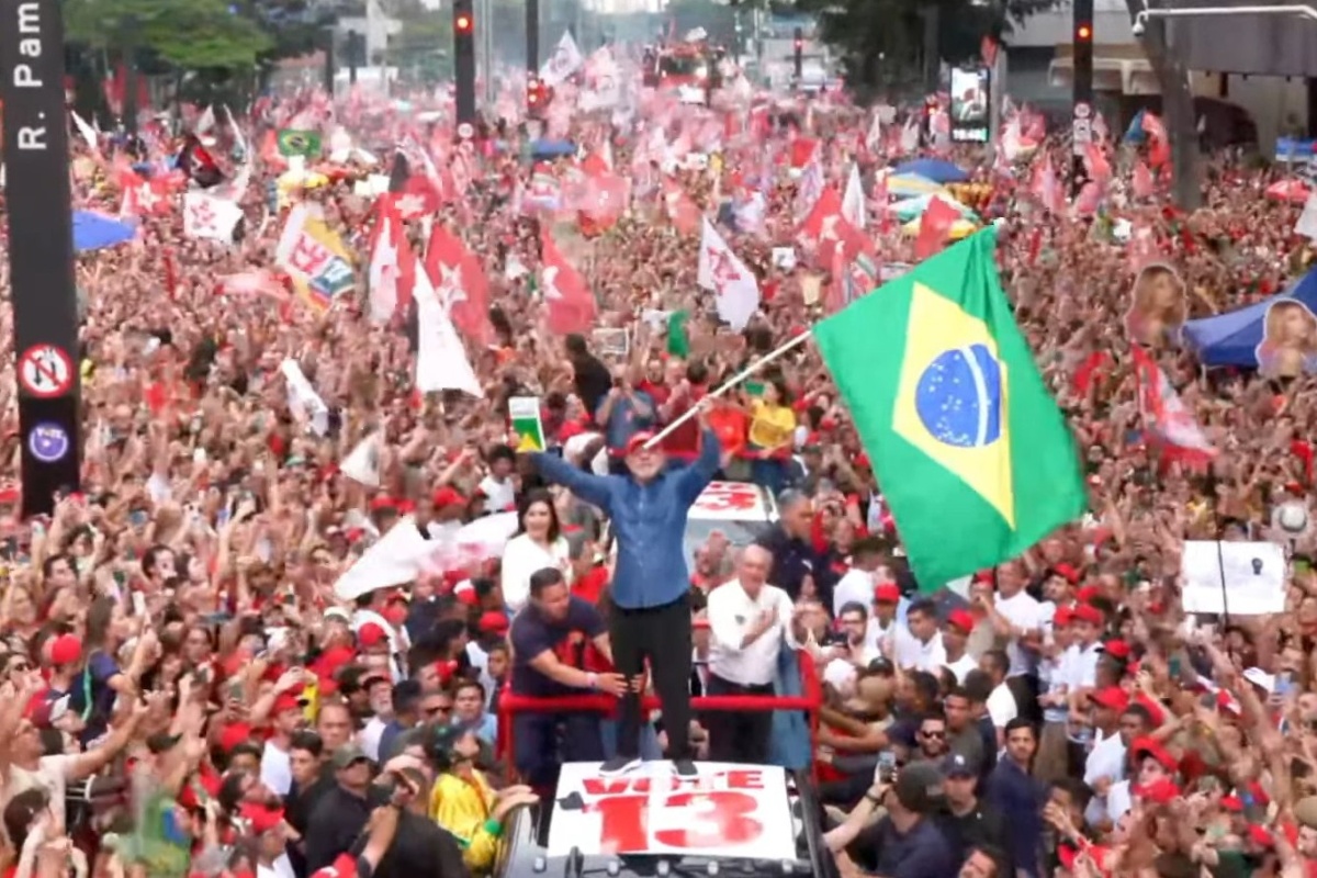 Em Av. Paulista lotada, Lula ergue Constituição ao som do Hino Nacional