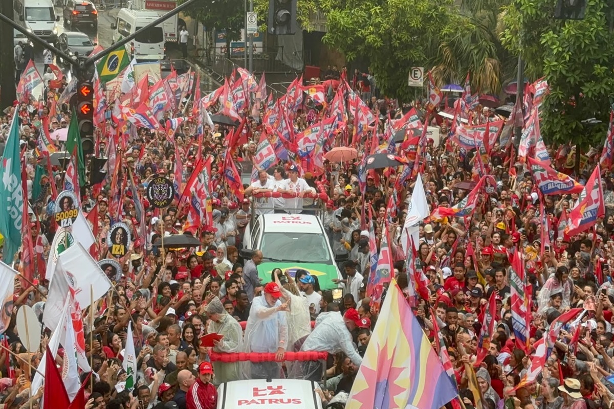 Lula chega para ato em BH debaixo de chuva e cumprimenta apoiadores