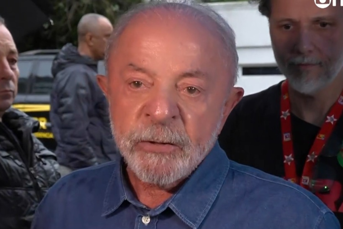 Lula pede que "povo não desista de votar" por falta de ônibus neste domingo