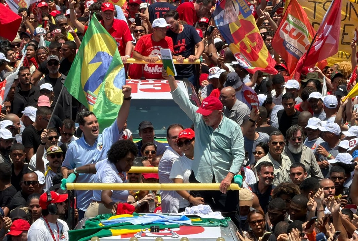 Veja imagens do ato de Lula em Copacabana neste sábado (24/10)