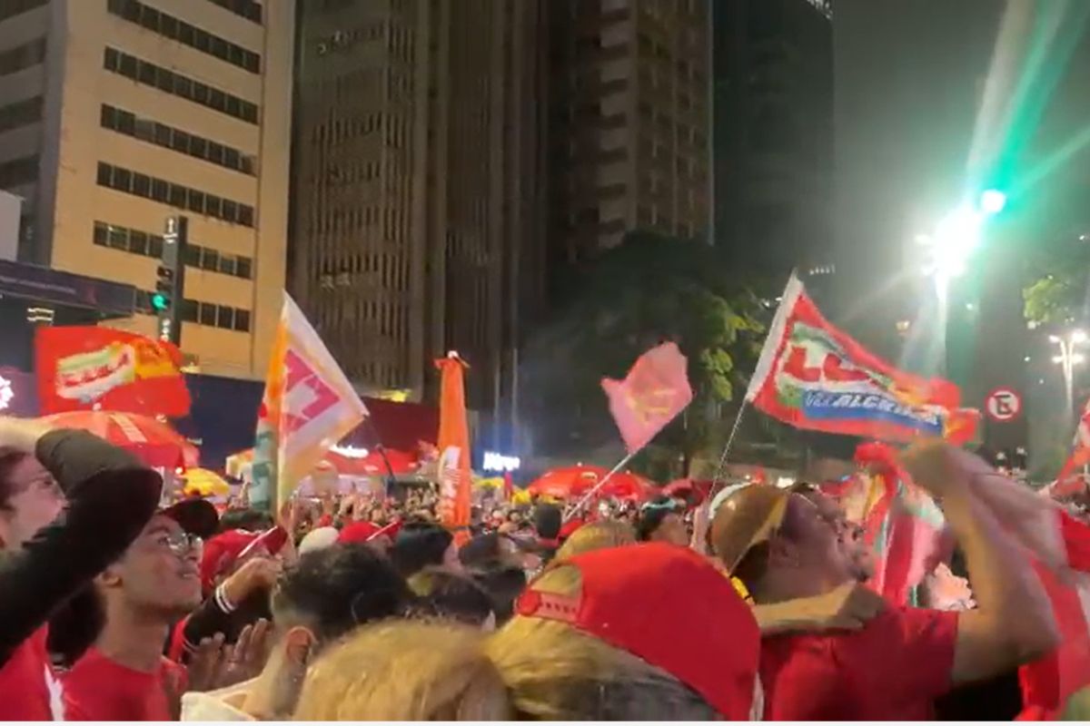 Virada de Lula na apuração gera gritaria e fogos de artifício em São Paulo