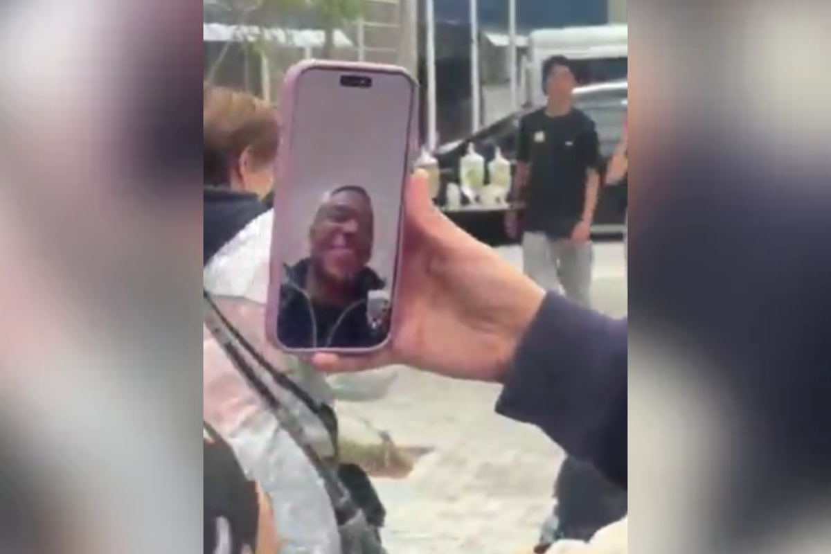Mãe de Mbappé visita escola pública de SP e faz videochamada com jogador