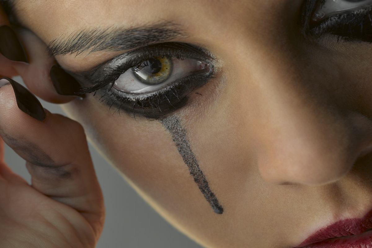 Halloween: maquiador ensina a fazer lágrimas pretas com apenas um produto