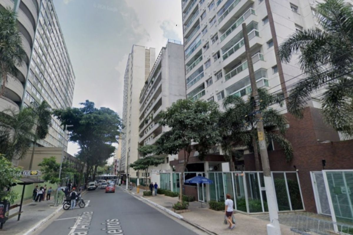 Em suposto surto, homem morde orelha de médico, é contido por PMs e morre