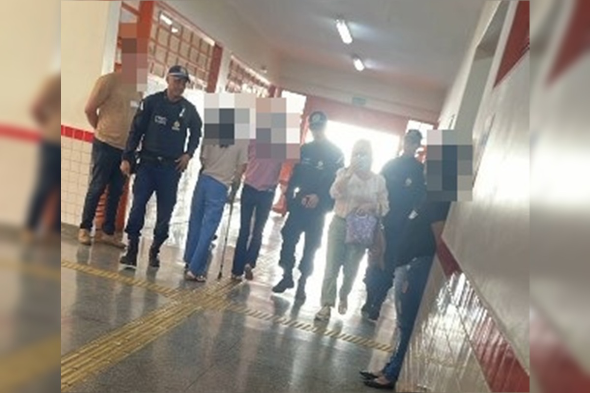 Mesária é presa no DF acusada de fazer campanha para Lula dentro de escola