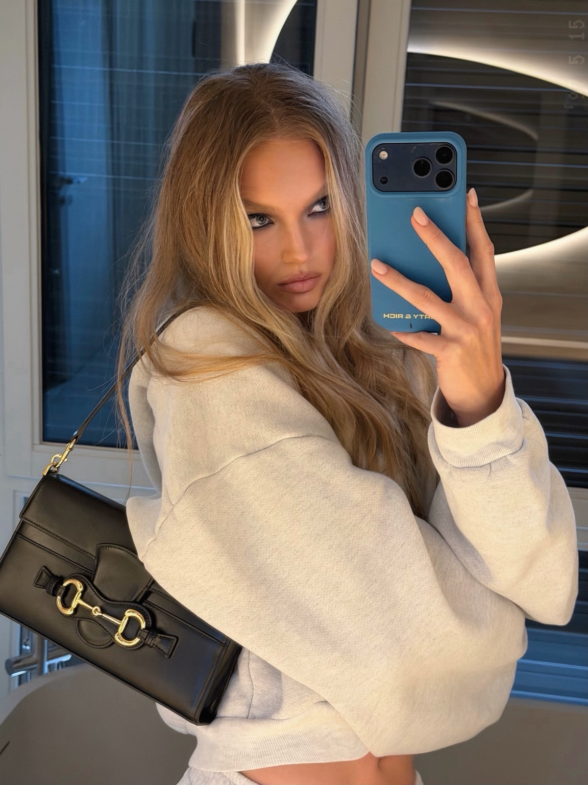 foto com cor. Modelo holandesa Romee Strijd - metrópoles