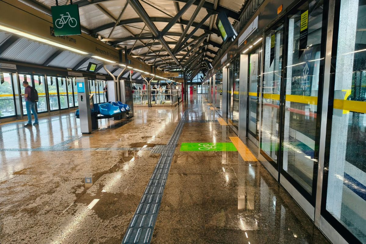 Monotrilho da Linha 17: chuva para trens, alaga estações e frustra usuários