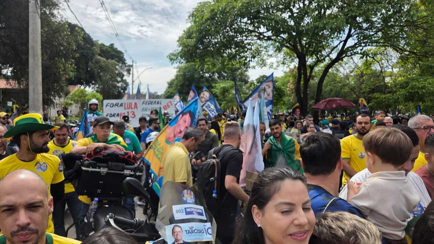 Tarcísio e Flávio Bolsonaro se unem em motocarreata no inteiro de SP