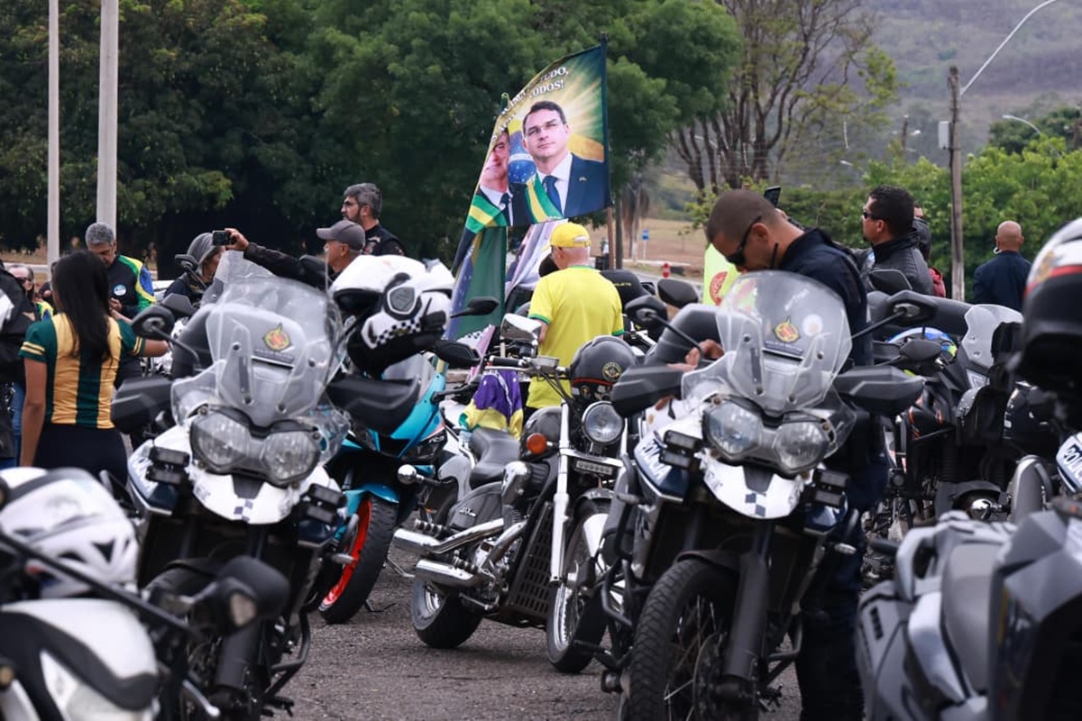 "Motociata da Liberdade" reúne eleitores de Celina, Flávio e Michelle no DF