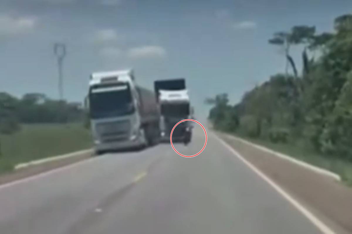 Motociclista morre após fazer zigue-zague e bater de frente com carreta