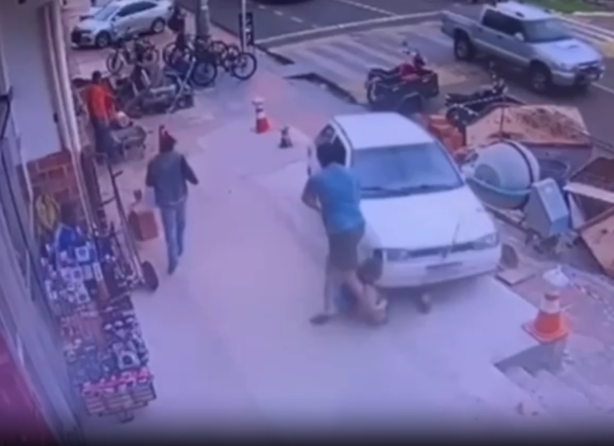 Motorista embriagado atropela pai e filho de 1 ano na calçada em MS