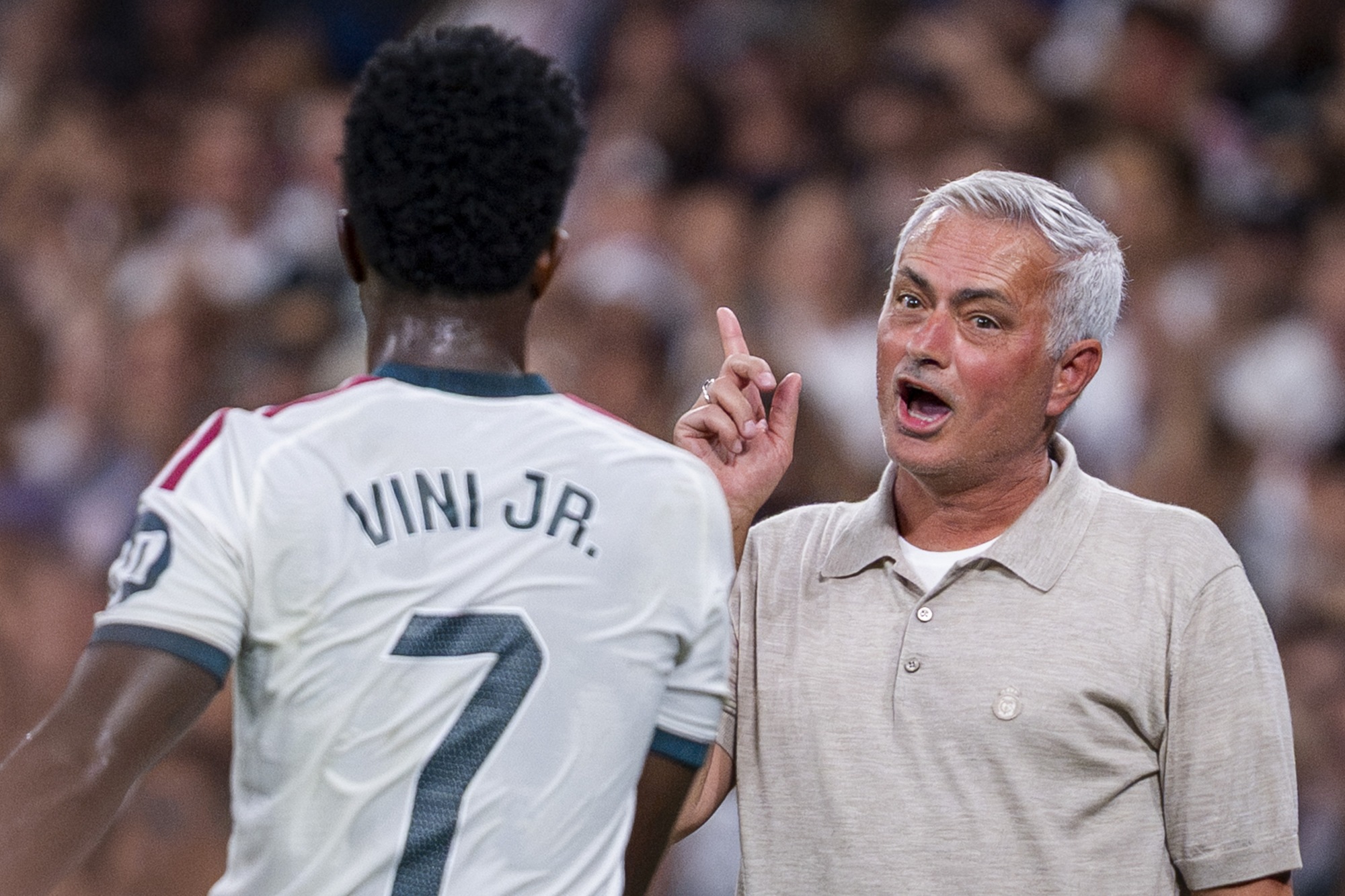 Mourinho critica anúncio de punição a Vini Jr. em dia de jogo da Champions