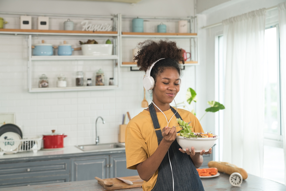 Ouvir música durante as refeições realça o sabor da comida, sugere estudo