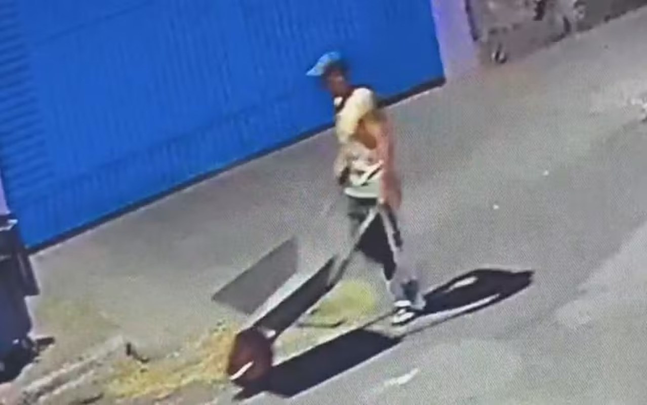 Homem é suspeito de matar companheira e carregar corpo em carrinho de mão