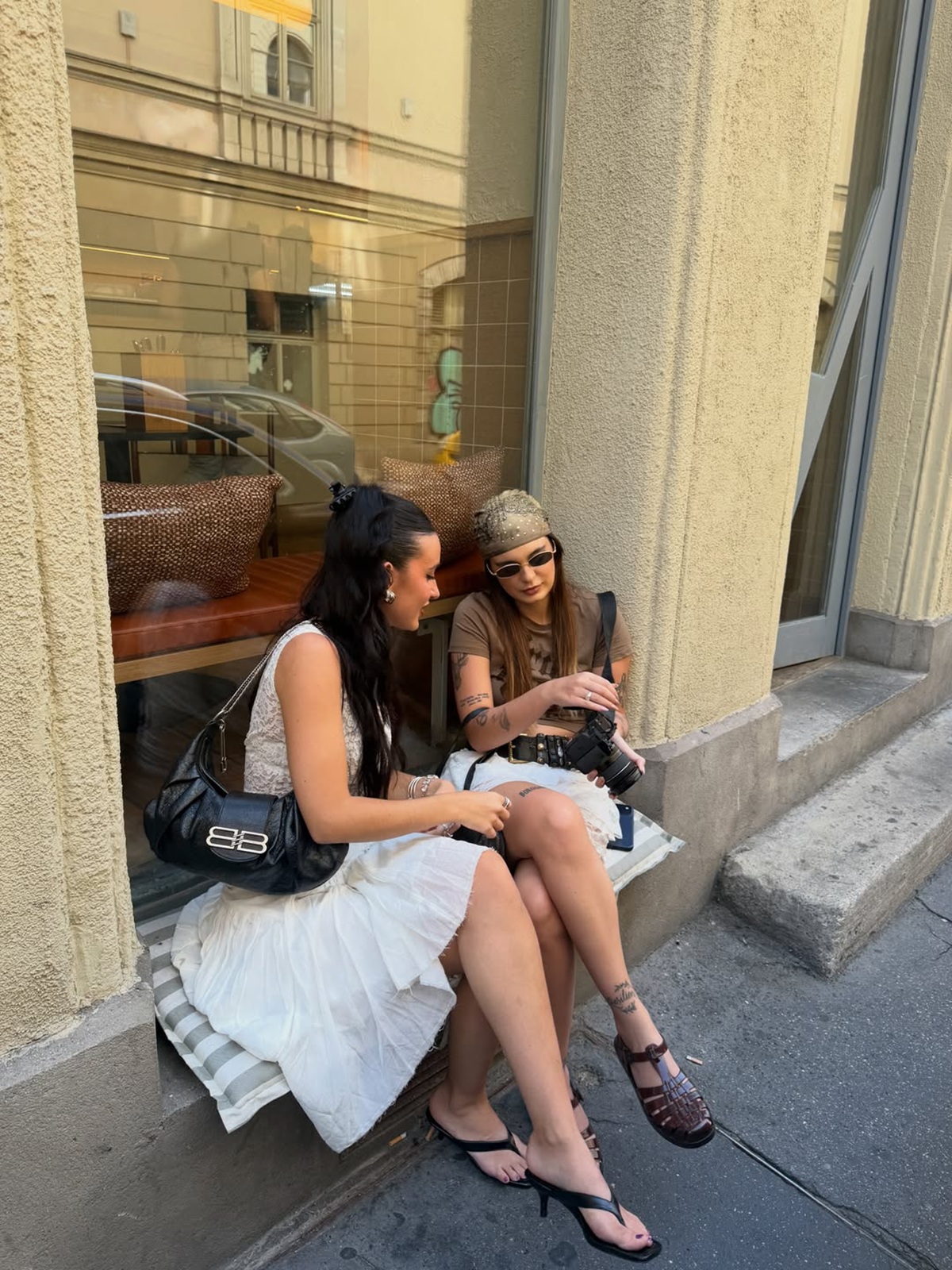 foto com cor. bolsas tendência - metrópoles