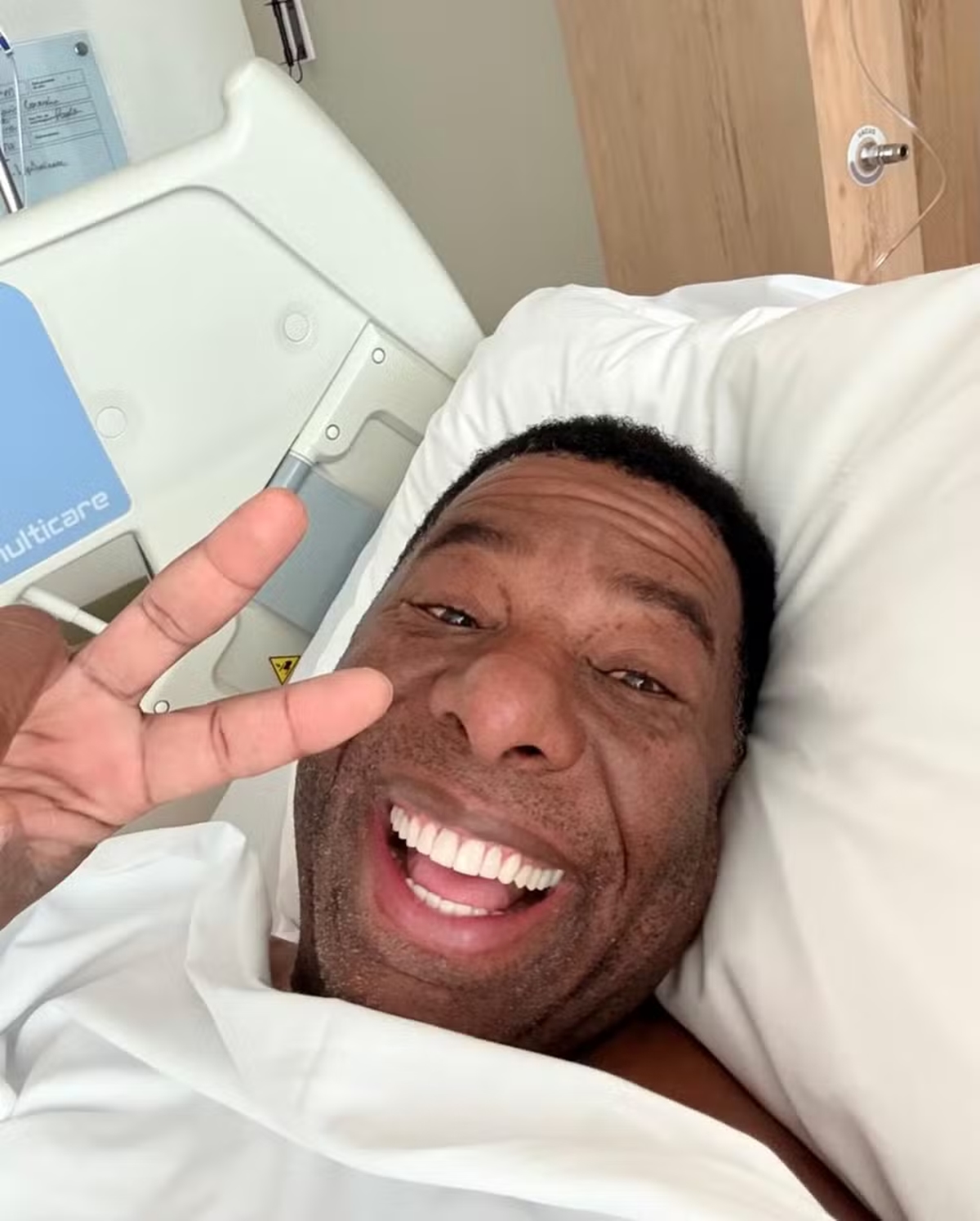 Netinho de Paula no hospital após cirurgia