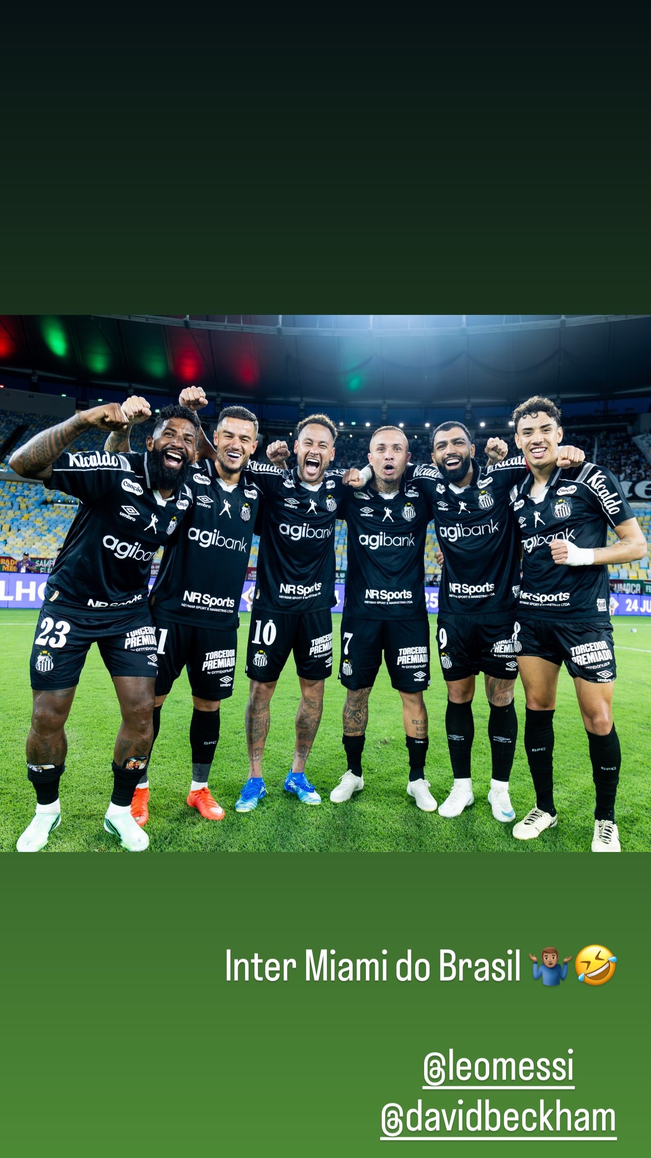 Foto colorida do elenco do Santos - Metrópoles