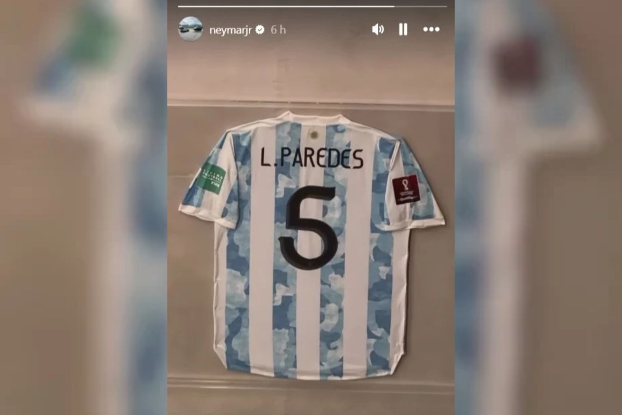 Neymar mostra camisa de Paredes após eliminação do Vasco para o Boca
