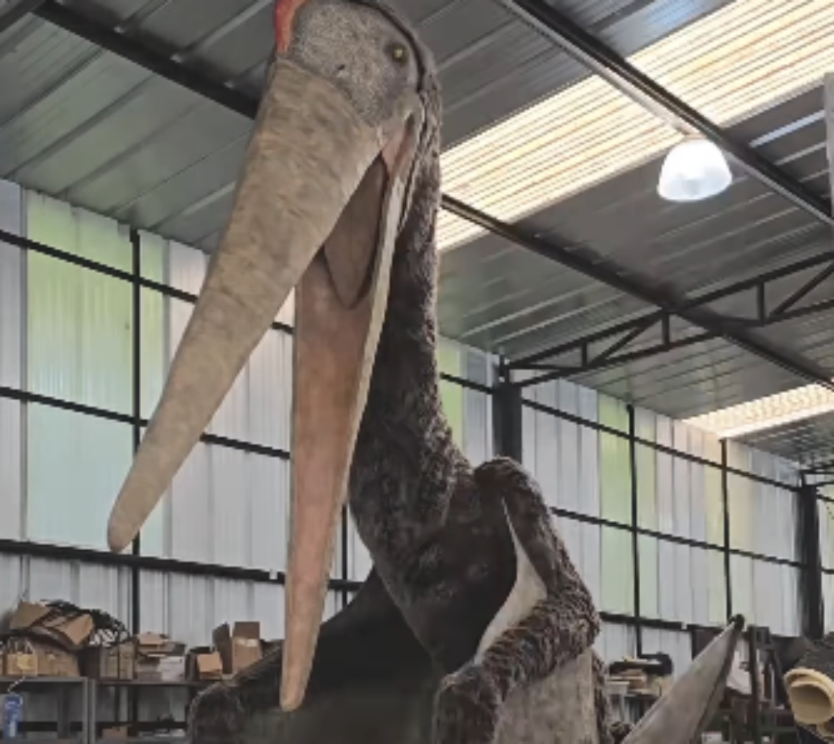 Artista surpreende ao recriar animal primitivo em animatrônico realista