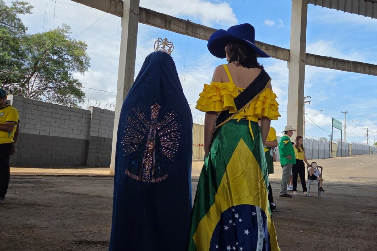 Criança vestida de Nossa Senhora espera Flávio e Tarcísio em Americana
