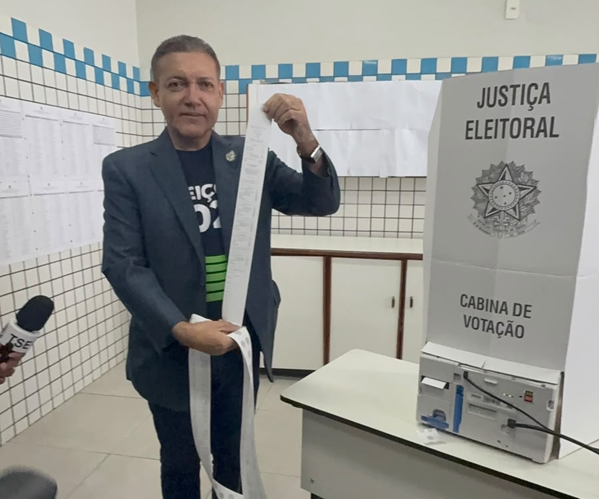 Presidente do TSE, Kassio Nunes Marques vota no início das Eleições 2026