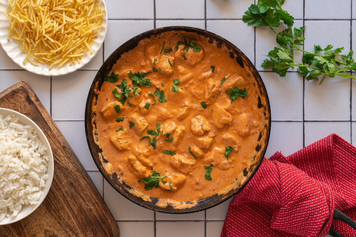 O segredo para preparar um estrogonofe de frango perfeito no almoço