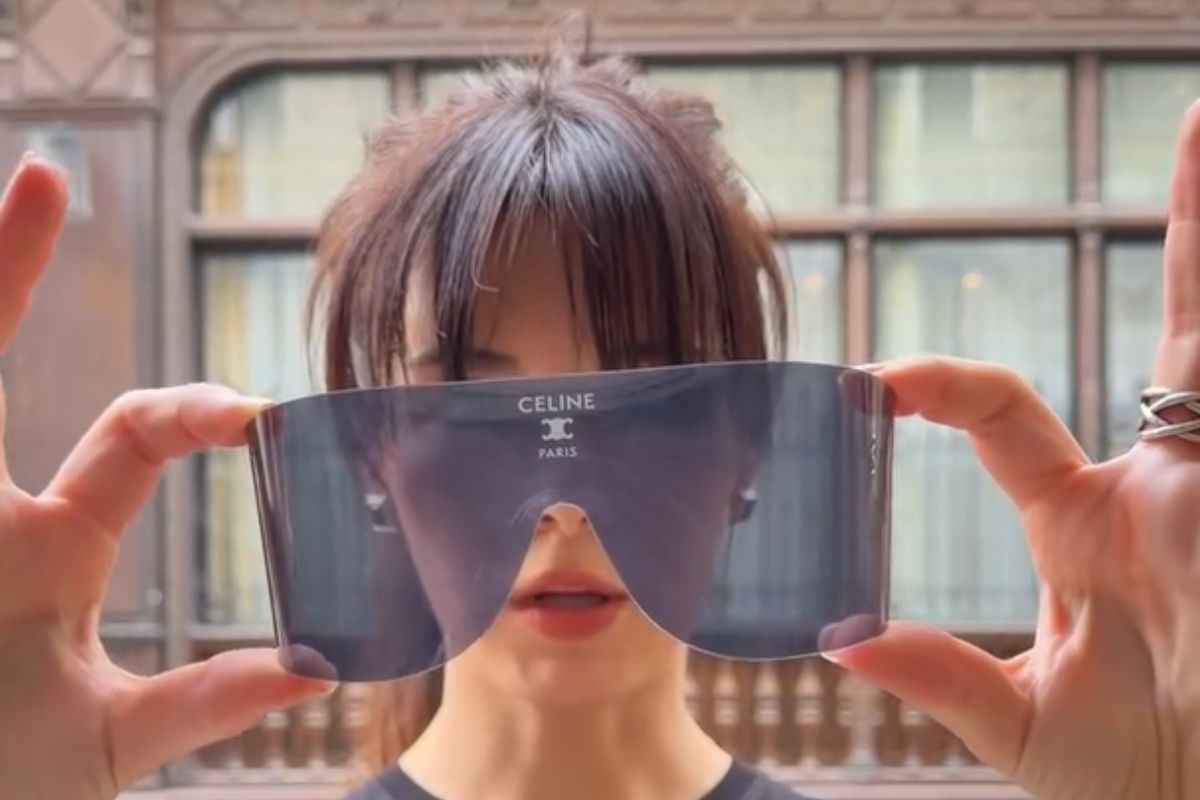 Céline distribui óculos de sol futuristas para público de desfile em Paris