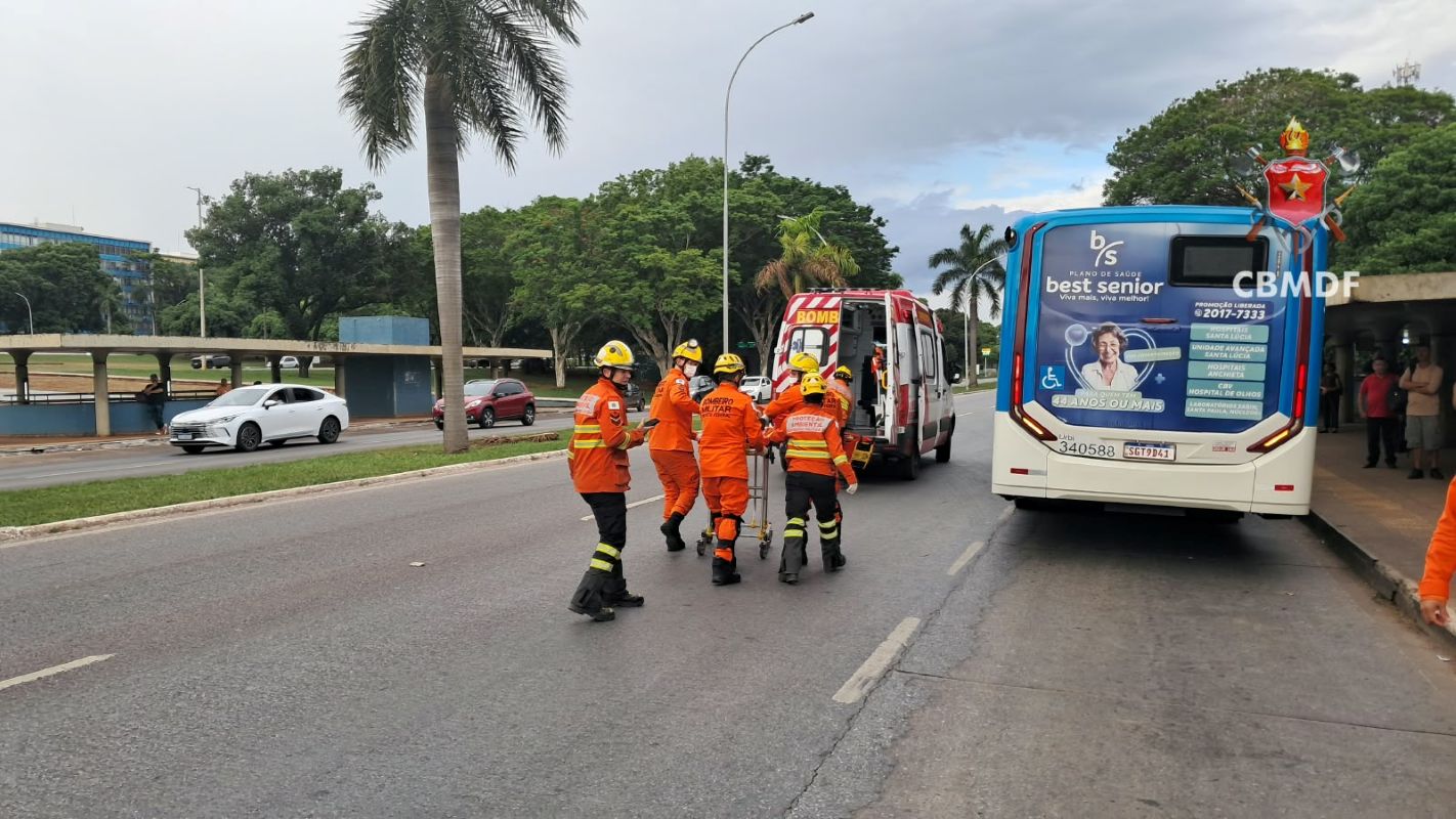 Ônibus atropela duas pessoas em ponto de ônibus na Asa Sul