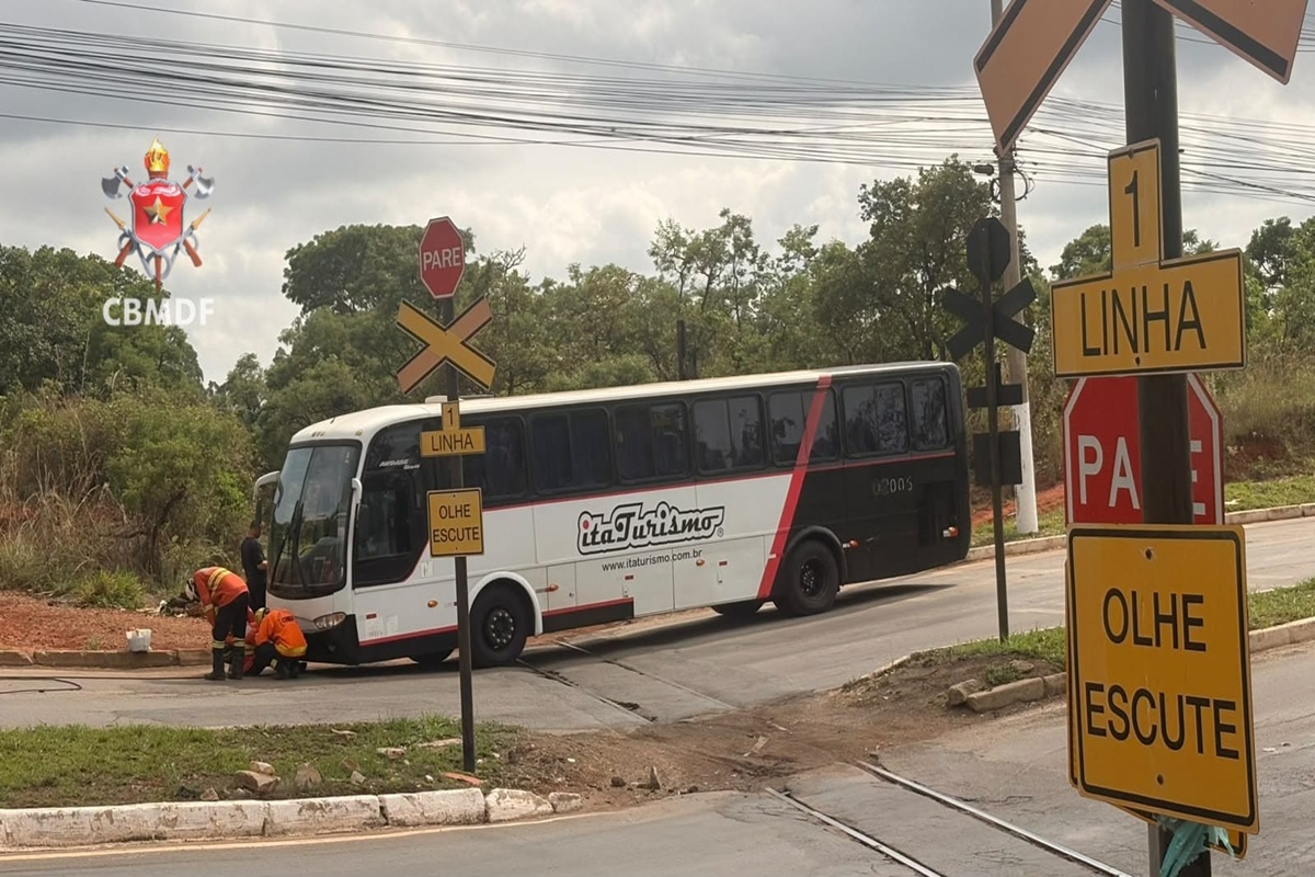 Ônibus fica preso em linha férrea e bombeiros usam guindaste na remoção