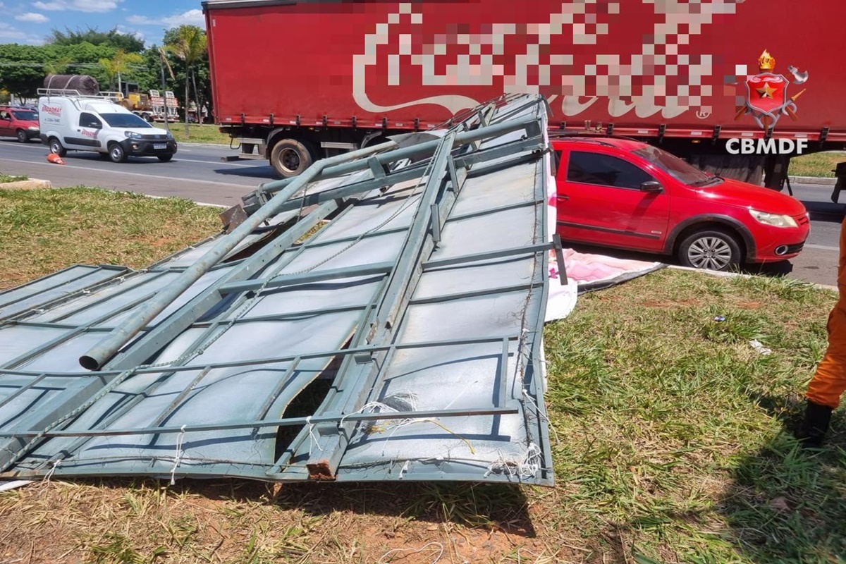 Homem cai sobre o próprio carro enquanto instalava outdoor na EPNB