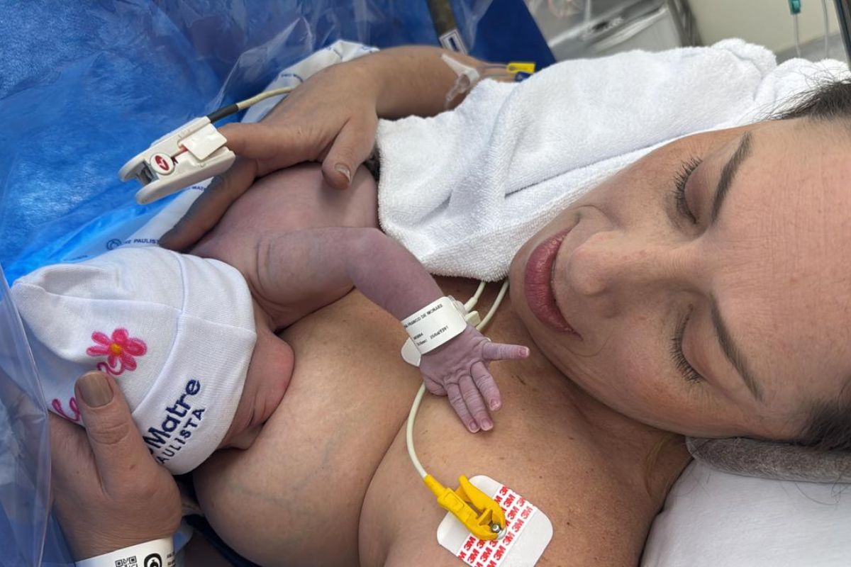 Outubro Rosa: 5 anos após câncer de mama, mulher engravida e amamenta bebê