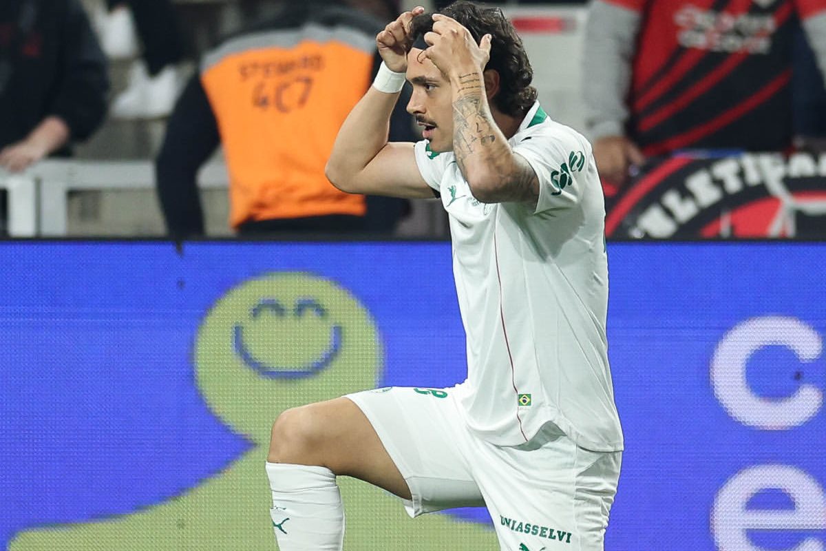 Palmeiras vence Athletico-PR e assume a liderança do Brasileirão