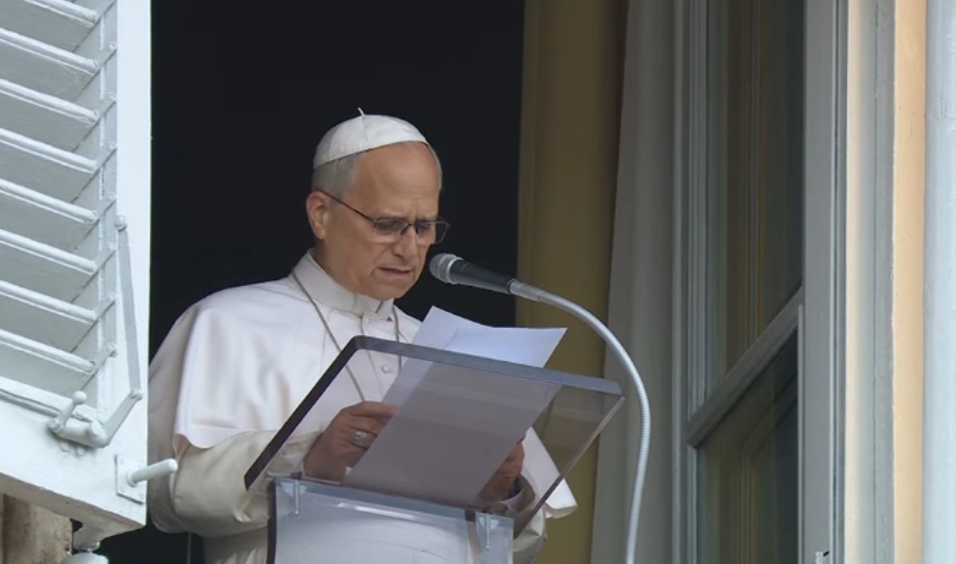 Papa Leão XIV realiza a oração do Angelus no Vaticano após deixar hospital