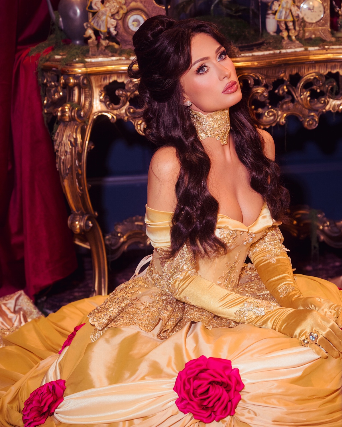foto com cor. paris hilton e família fantasiada de bela e a fera para o halloween - metrópoles