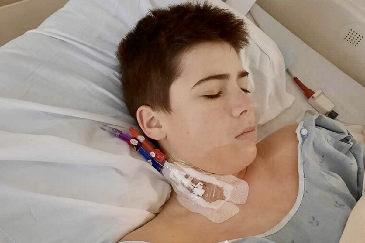 Garoto tem síndrome rara após ajudar a manejar gado na fazenda da família